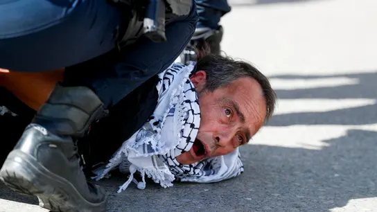 Detención de un manifestante en La Vuelta. Detención de un manifestante en La Vuelta.