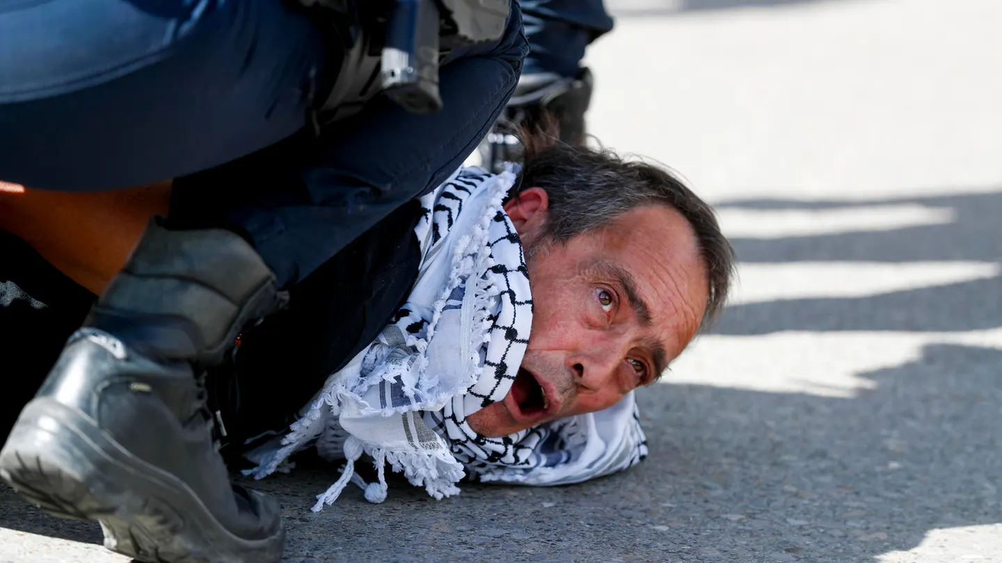 Detención de un manifestante en La Vuelta. Detención de un manifestante en La Vuelta.