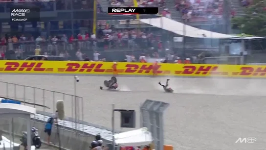 La aparatosa caída de Arón Canet en Montmeló La aparatosa caída de Arón Canet en Montmeló
