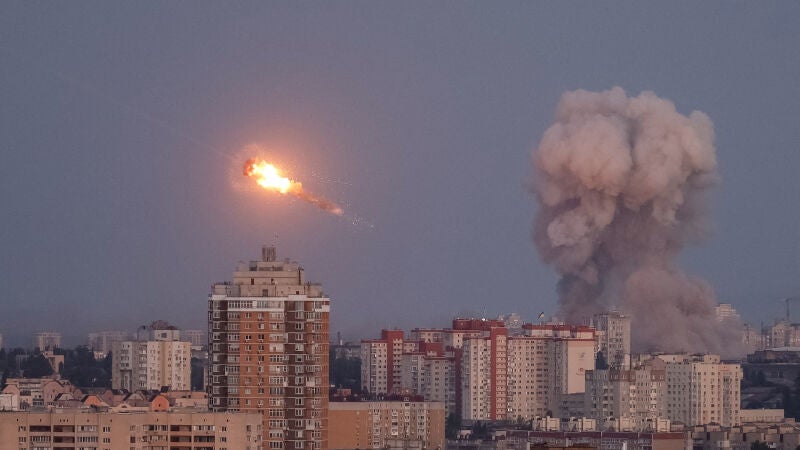 Imagen de un bombardeo ruso en Kyiv