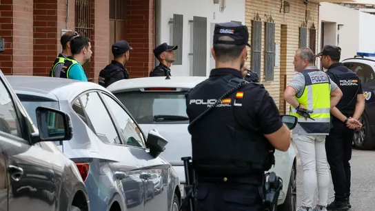 La Policía Nacional en un suceso en Sevilla La Policía Nacional frente a la viviendo donde ha sido asesinada una mujer este domingo, en el barrio de Valdezorras de Sevilla.