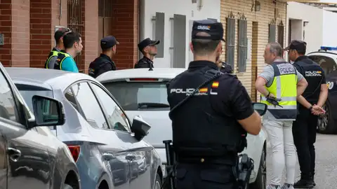 La Policía Nacional frente a la viviendo donde ha sido asesinada una mujer este domingo, en el barrio de Valdezorras de Sevilla. La Policía Nacional frente a la viviendo donde ha sido asesinada una mujer este domingo, en el barrio de Valdezorras de Sevilla.