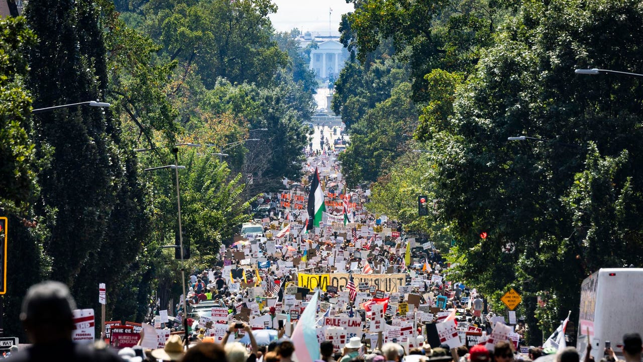 Miles de personas protestan en Chicago y Washington contra el despliegue militar ordenado por Trump: "Necesitamos luchar y resistir"