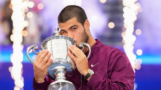 Carlos Alcaraz besa el trofeo de campeón del US Open Carlos Alcaraz besa el trofeo de campeón del US Open
