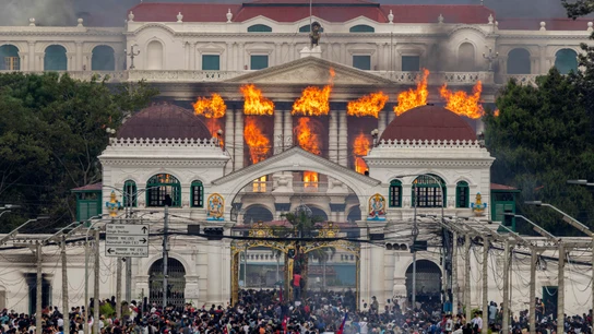 El fuego y el humo se elevan del palacio Singha Durbar, que alberga los edificios gubernamentales y parlamentarios El fuego y el humo se elevan del palacio Singha Durbar, que alberga los edificios gubernamentales y parlamentarios