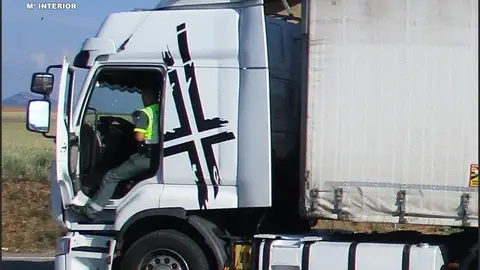 Dos camioneros detenidos en Soria por intercambiarse en marcha al volante. Dos camioneros detenidos en Soria por intercambiarse en marcha al volante.