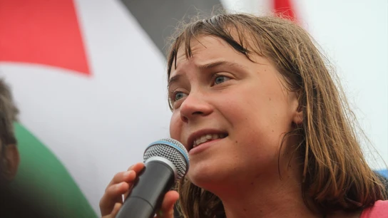 Greta Thunberg se dirige al público en su llegada al puerto de Túnez. Greta Thunberg se dirige al público en su llegada al puerto de Túnez.