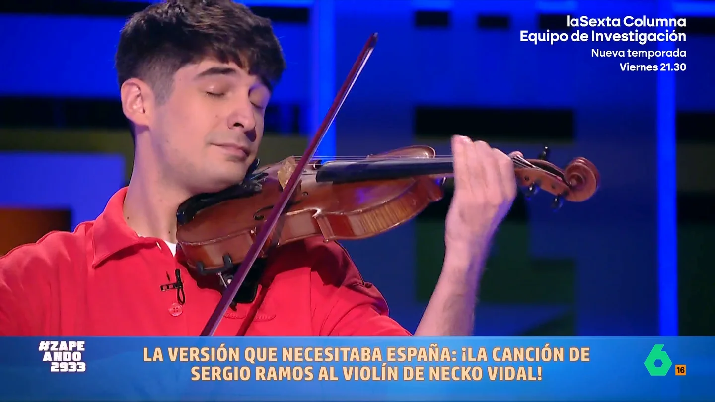 Esta es la versión a violín de Necko Vidal de la canción de Sergio Ramos que "huele a 'colabo'" El violinista más viral de TikTok llega a Zapeando para versionar la canción 'Cibeles'. Sin duda, la canción que todo fan de Sergio Ramos querría tener. No te pierdas el resultado en el vídeo principal.