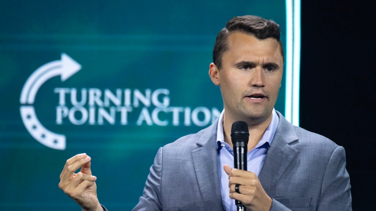 Disparan al activista conservador y aliado de Donald Trump, Charlie Kirk, durante un acto universitario en Utah Valleya