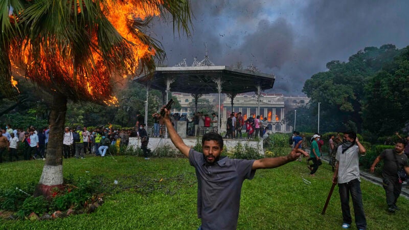 Nepal, sin Gobierno, bajo control militar y con un toque de queda en medio del caos