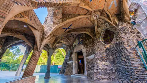 Cripta de Güell, de Antonio Gaudí Cripta de Güell, de Antonio Gaudí