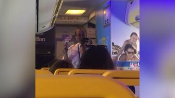 Un auxiliar de vuelo