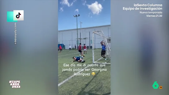 "Jamás seré Georgina": el divertido trend donde las chicas recogen los fallos más garrafales de sus novios jugando al fútbol Patadas al aire, controles que terminan con el jugador en el suelo, 'intentos' de chilena que no llegan a nada. Zapeando analiza los vídeos más divertidos de chicas que graban a sus novios jugando al fútbol y descubren que "jamás seré Georgina".