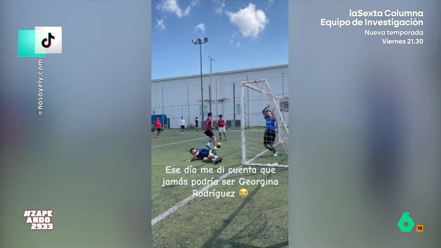 "Jamás seré Georgina": el divertido trend donde las chicas recogen los fallos más garrafales de sus novios jugando al fútbol Patadas al aire, controles que terminan con el jugador en el suelo, 'intentos' de chilena que no llegan a nada. Zapeando analiza los vídeos más divertidos de chicas que graban a sus novios jugando al fútbol y descubren que "jamás seré Georgina".