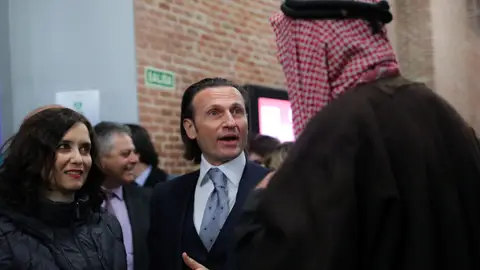 La presidenta de la Comunidad de Madrid, Isabel Díaz Ayuso; y el presidente de la Fundación Hispanojudía (FHJ), David Hatchwell, en una imagen de archivo. La presidenta de la Comunidad de Madrid, Isabel Díaz Ayuso; y el presidente de la Fundación Hispanojudía (FHJ), David Hatchwell, en una imagen de archivo.