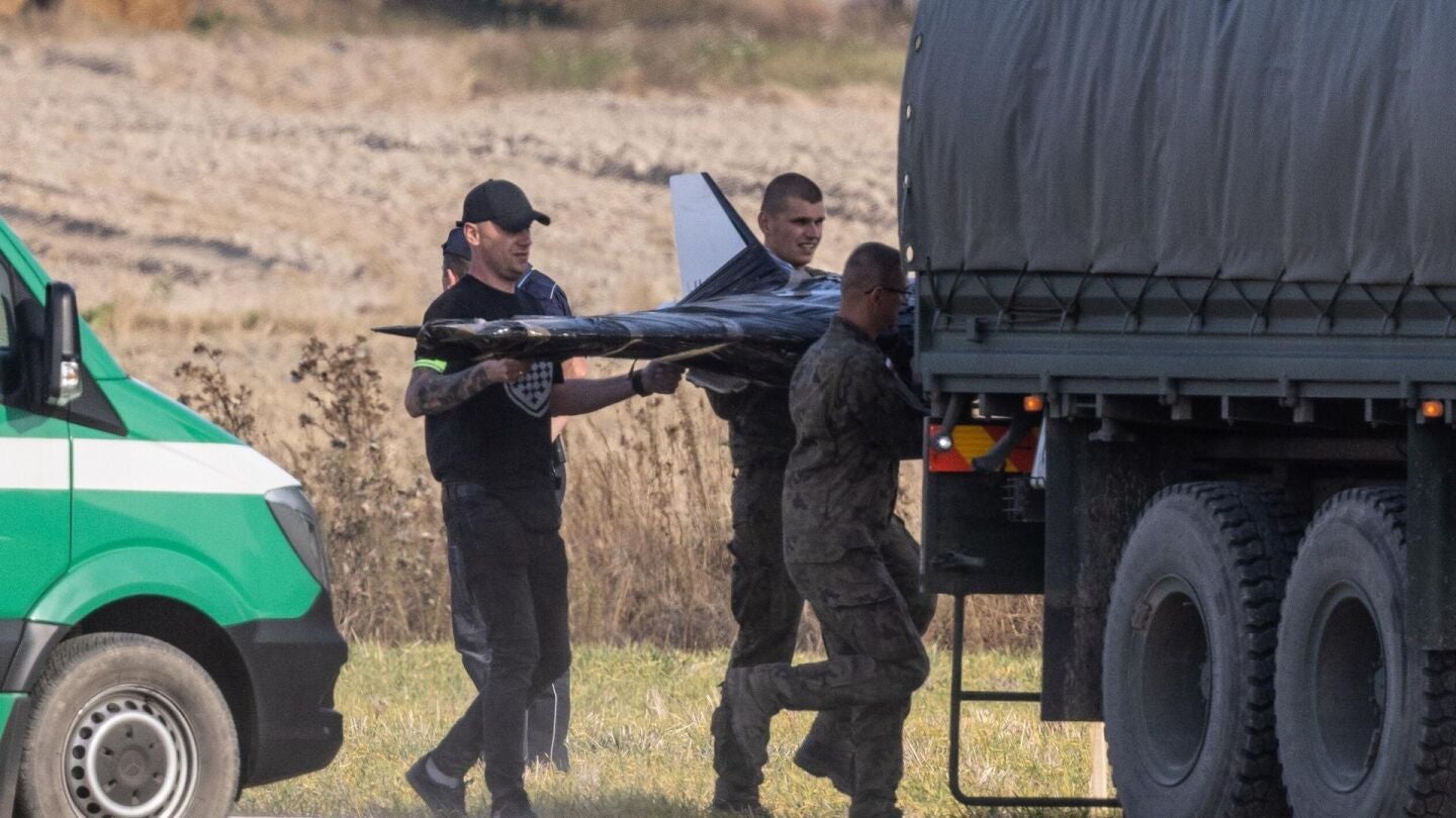 oldados de Polonia retiran los restos de uno de los drones rusos derribados