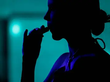 Mujer vapeando Mujer vapeando