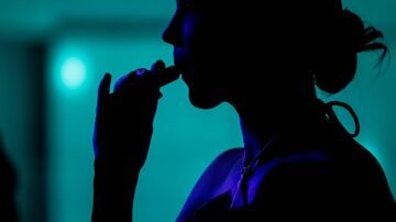 Mujer vapeando