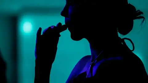 Mujer vapeando Mujer vapeando