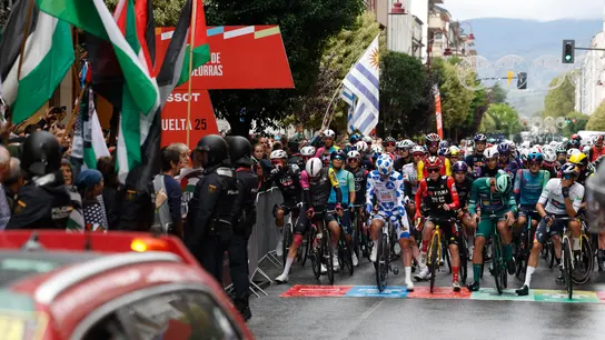 Varias personas protestan por la participación del equipo israelí en La Vuelta en la salida de este miércoles en O Barco de Valdeorras (Ourense). Varias personas protestan por la participación del equipo israelí en La Vuelta en la salida de este miércoles en O Barco de Valdeorras (Ourense).