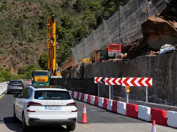 Tramo de carretera en obras. Tramo de carretera en obras.
