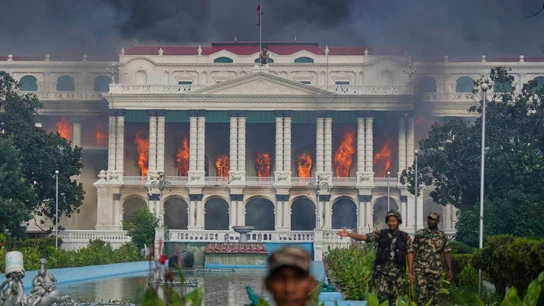 Soldados nepalíes dispersan a manifestantes tras el incendio del complejo gubernamental Singha Durbar en Katmandú. Soldados nepalíes dispersan a manifestantes tras el incendio del complejo gubernamental Singha Durbar en Katmandú.