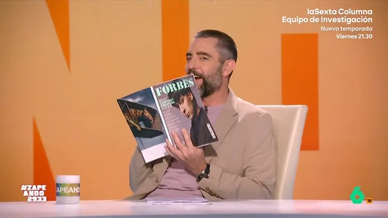 Isabel Forner desvela que Dani Mateo sale en la revista 'Forbes': "Ya no puedes ser del puño cerrado" Dani Mateo sale en el nuevo número de la revista Forbes, donde ha concedido una entrevista: "Estoy volando ya a a una altura que no sé cuánto más me vais a ver por aquí", afirma en este vídeo de Zapeando.