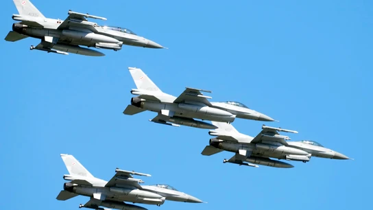 Cazas F-16 polacos sobrevuelan Varsovia durante una exhibición aérea Cazas F-16 polacos sobrevuelan Varsovia durante una exhibición aérea