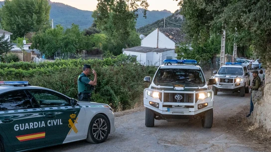 Efectivos de la Guardia Civil en la puerta del domicilio de Prado Negro (Granada) en el que un hombre ha matado a otro y se ha atrincherado con la pareja del fallecido Efectivos de la Guardia Civil en la puerta del domicilio de Prado Negro (Granada) en el que un hombre ha matado a otro y se ha atrincherado con la pareja del fallecido