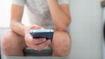 Usar el teléfono en el baño