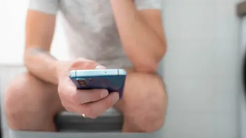 Usar el teléfono en el baño Usar el teléfono en el baño