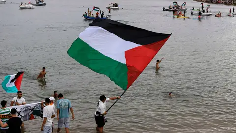 Las banderas palestinas ondean en el puerto de Sidi Bou Said de Túnez en apoyo a la Global Sumud Flotilla. Las banderas palestinas ondean en el puerto de Sidi Bou Said de Túnez en apoyo a la Global Sumud Flotilla.