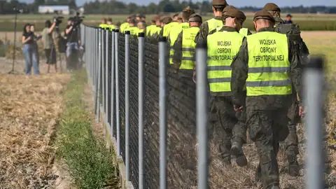 Servicios de emergencia polacos examinan el lugar del impacto de un dron ruso Servicios de emergencia polacos examinan el lugar del impacto de un dron ruso