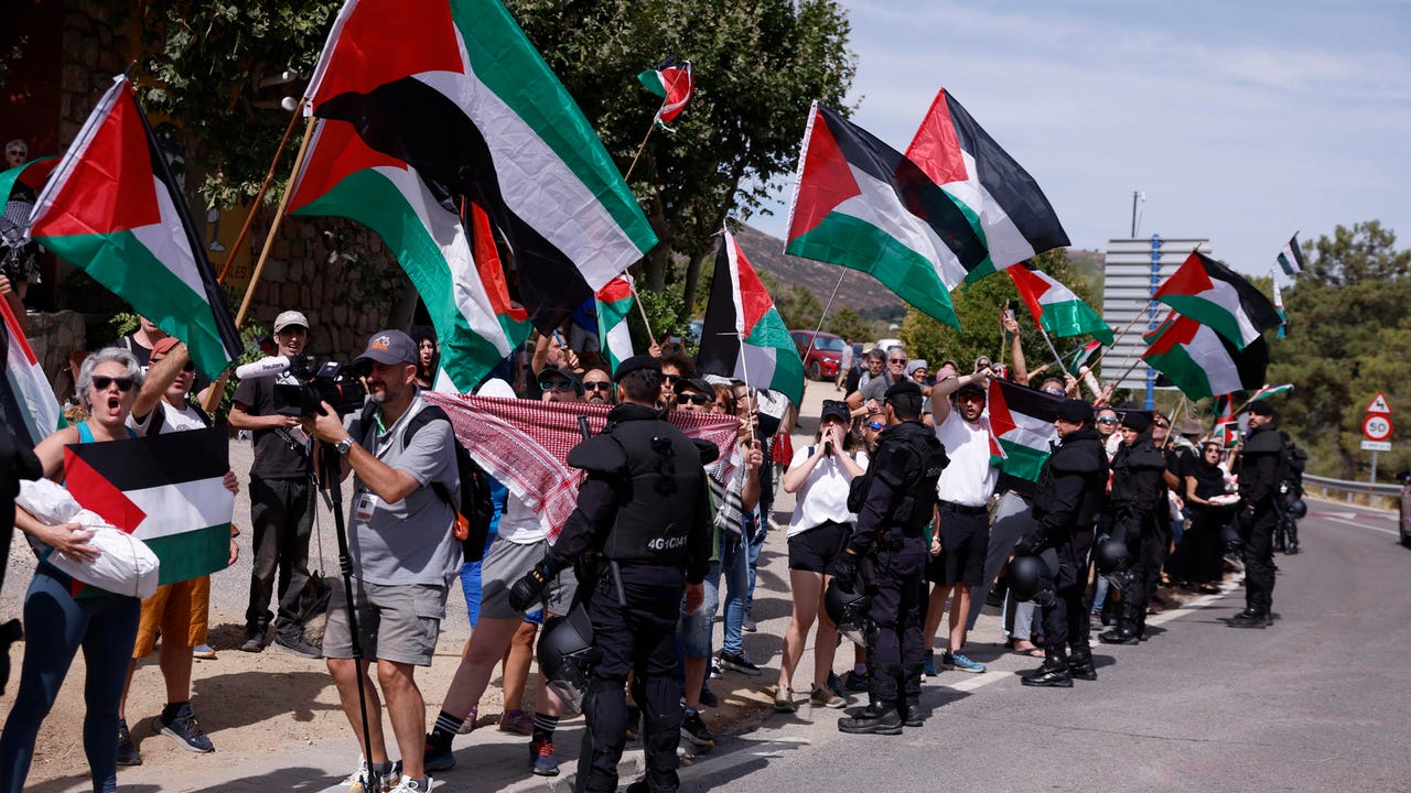 Un grupo de manifestantes propalestinos trata de paralizar sin éxito la penúltima etapa de La Vuelta
