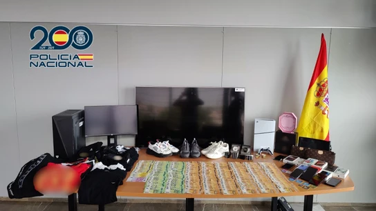 Agentes de la Policía Nacional han desarticulado una organización criminal y han detenido a 11 personas. Agentes de la Policía Nacional han desarticulado una organización criminal y han detenido a 11 personas.