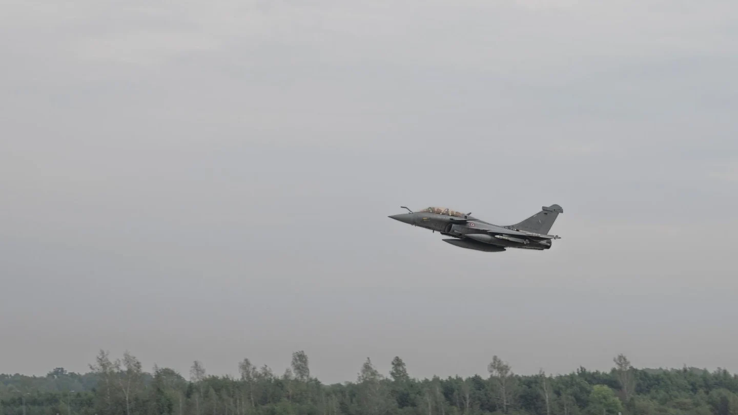 Un caza Rafale francés desplegado en Polonia. Un caza Rafale francés desplegado en Polonia.