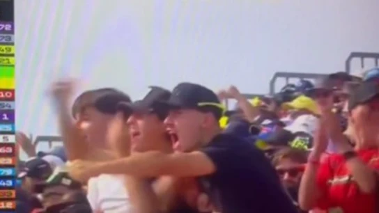 La afición celebra la caída de Márquez La afición celebra la caída de Márquez