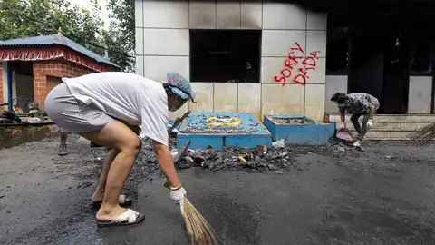 Un joven nepalí ayuda a limpiar una calle del país tras las protestas Un joven nepalí ayuda a limpiar una calle del país tras las protestas
