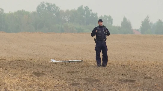 Un policía polaco junto a fragmentos de un dron ruso. Un policía polaco junto a fragmentos de un dron ruso.