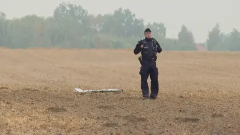 Un policía polaco junto a fragmentos de un dron ruso. Un policía polaco junto a fragmentos de un dron ruso.
