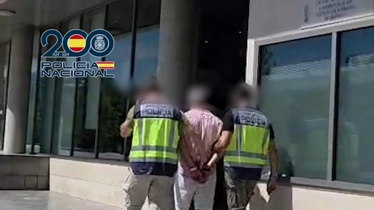 La Policía Nacional detiene a un fugitivo reclamado por la Audiencia Provincial por agredir sexualmente a una menor. La Policía Nacional detiene a un fugitivo reclamado por la Audiencia Provincial por agredir sexualmente a una menor.
