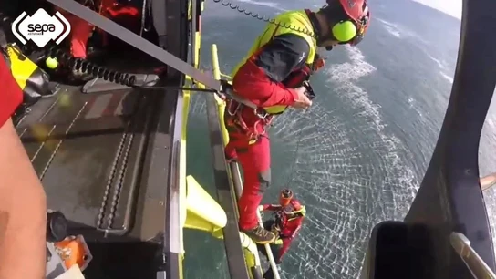 Rescatan a un pescador que cayó al mar en Gozón (Asturias). Rescatan a un pescador que cayó al mar en Gozón (Asturias).
