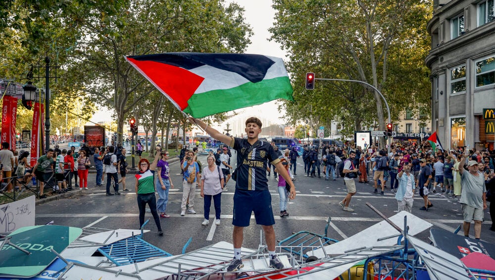 Un manifestante ondea la bandera de Palestina durante las protestas en la etapa final de La Vuelta
