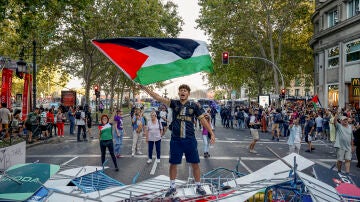 Un manifestante ondea la bandera de Palestina durante las protestas en la etapa final de La Vuelta