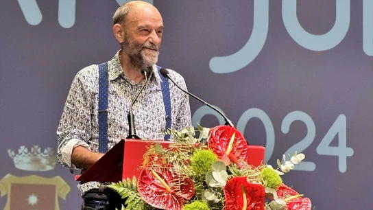 El humorista Javier Cansado se aparta "varios meses" de los escenarios para tratarse de un tumor El humorista Javier Cansado se aparta "varios meses" de los escenarios para tratarse de un tumor