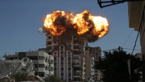 Llamas salen de un edificio tras un ataque militar israelí en Ciudad de Gaza, este domingo. Llamas salen de un edificio tras un ataque militar israelí en Ciudad de Gaza, este domingo.