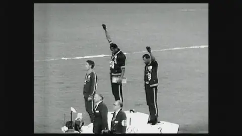 El saludo de los atletas Tommie Smith y John Carlos durante las olimpiadas en México contra el racismo en EEUU. El saludo de los atletas Tommie Smith y John Carlos durante las olimpiadas en México contra el racismo en EEUU.