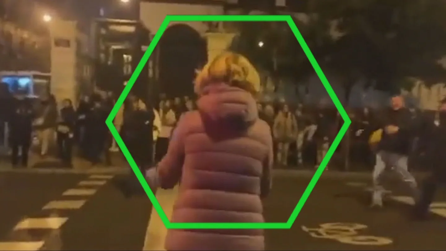 Esperanza Aguirre alentando a cortar la calle durante una manifestación Esperanza Aguirre alentando a cortar la calle durante una manifestación