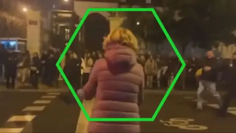 Esperanza Aguirre alentando a cortar la calle durante una manifestación Esperanza Aguirre alentando a cortar la calle durante una manifestación
