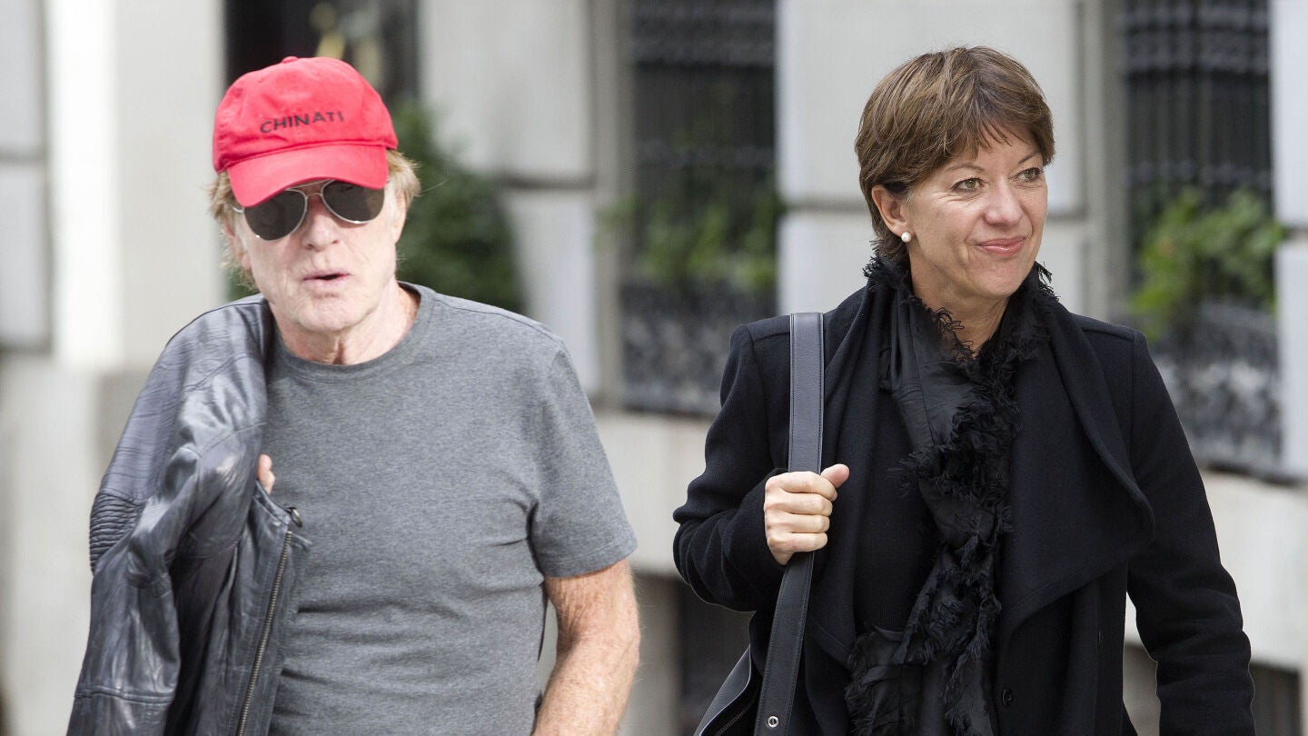 Robert Redford y su mujer, Sibylle Szaggars, paseando por la capital a 27 de noviembre de 2012, en Madrid (España).
